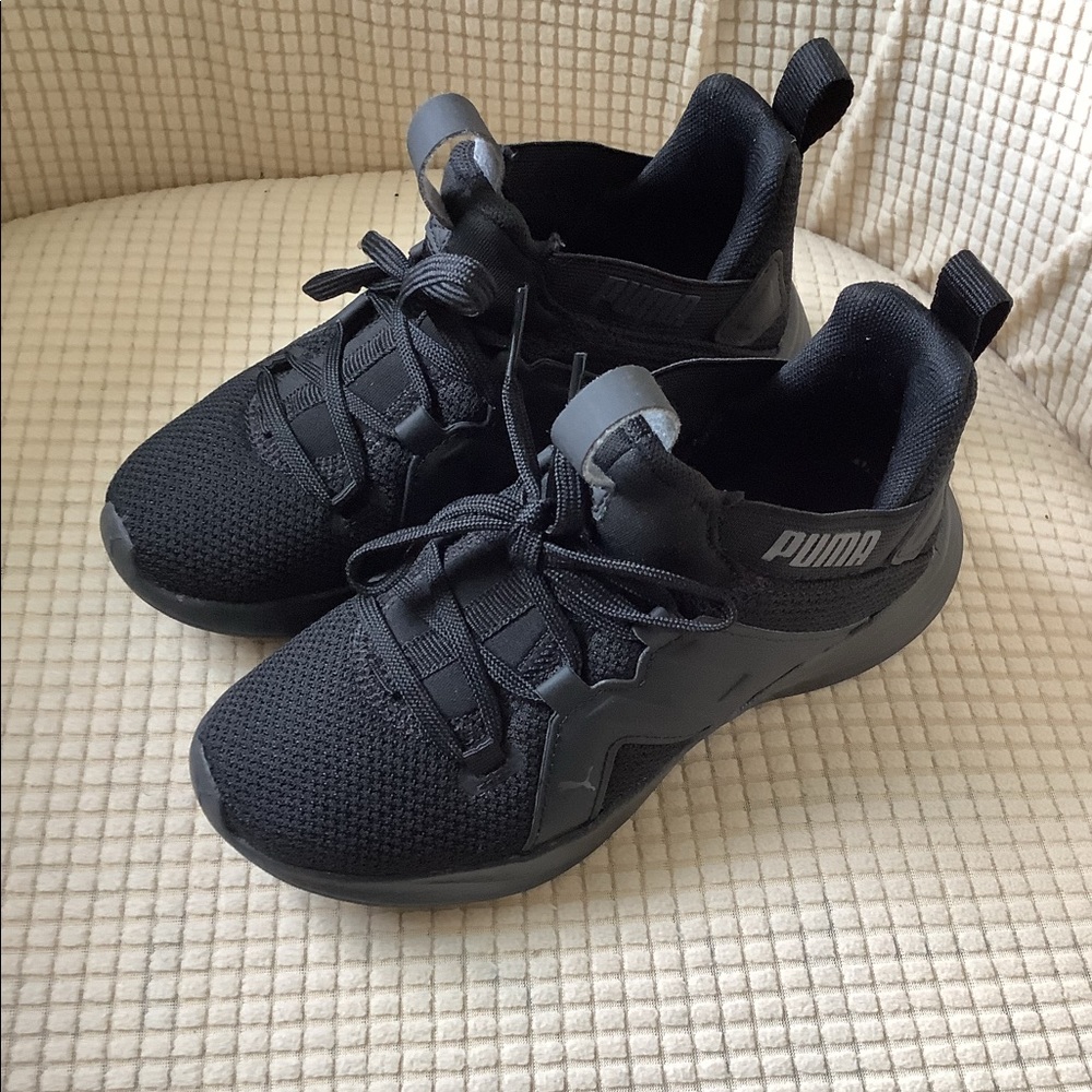 Puma sneakers size 13C boys or girls like new in Black